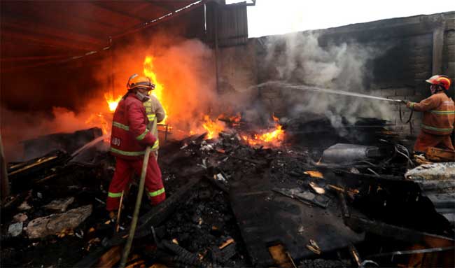Kebakaran hebat subuh tadi hanguskan delapan rumah warga Tualang