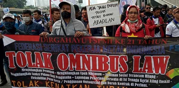 Demo tolak omnibus law