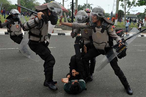 Pendemo dipukuli polisi