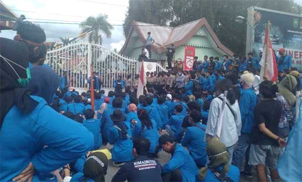 Mahasiswa demo di Gedung DPRD Riau