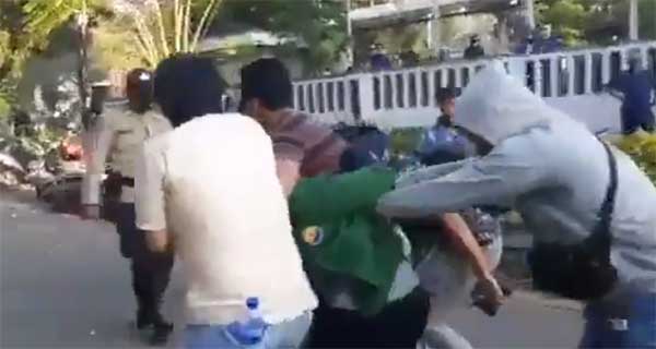 Viral! Perwira Polisi Dipukuli Rekannya saat Demo Omnibus Law di Jambi Karena Nyamar Jadi Mahasiswa