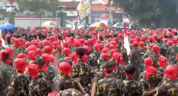 Ribuan anggota Banser-Ansor melaksanakan parade di Purwokerto