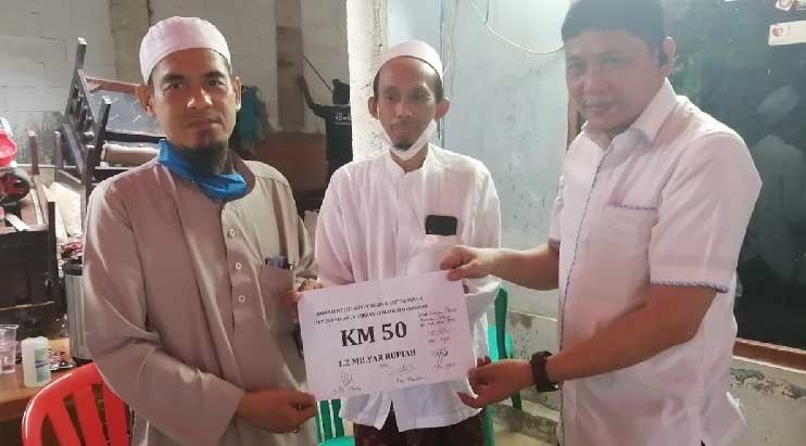 Irvan Gani saat menyerahkan donasi