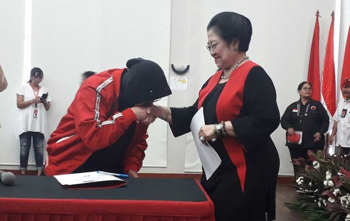 Tri Rismaharini mencium tangan Megawati Soekarnoputri.