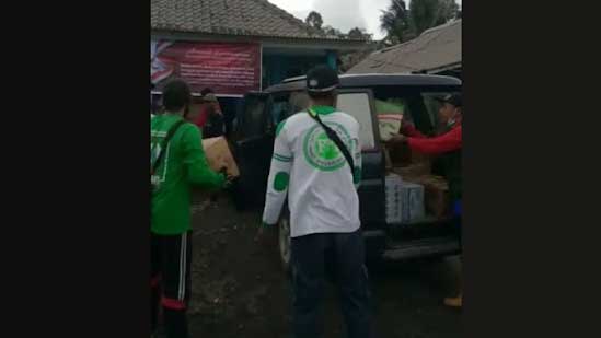 Tanpa Banyak Kata, Anggota FPI Bantu Korban Erupsi Gunung Semeru