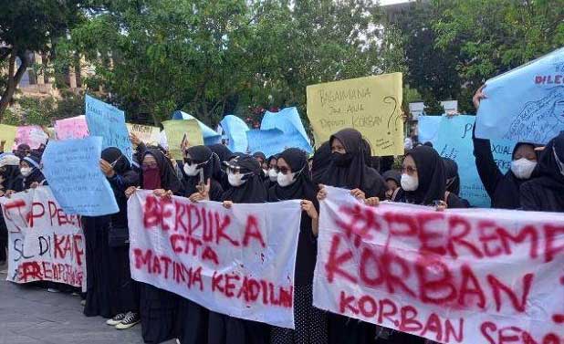 Kejati Riau Digeruduk Ratusan Perempuan Tolak Vonis Bebas Terdakwa Pelecehan Seksual Syafri