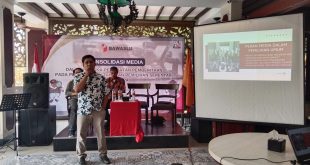 Akbar Budi Prastya, saat memaparkan presentasinya dalam Konsolidasi Media yang ditaja Bawaslu Pusat di Pekanbaru, Senin (21/7/2024)